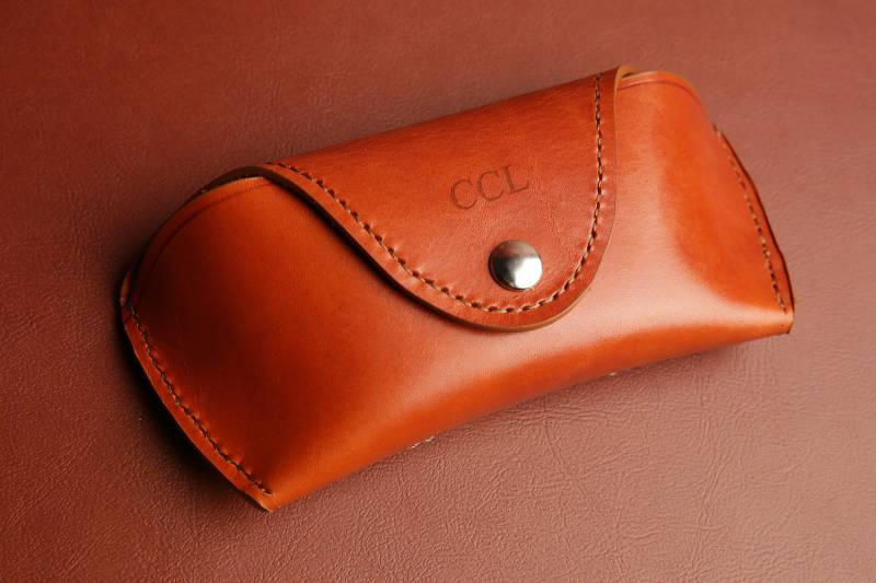 Handgefertigtes Brillenetui Aus Leder Personalisierung | Geschenke Für Trauzeugen/Väter Hochzeit Muttertag Sommer Sonnenbrillen, Hergestellt in von BurrowLeather