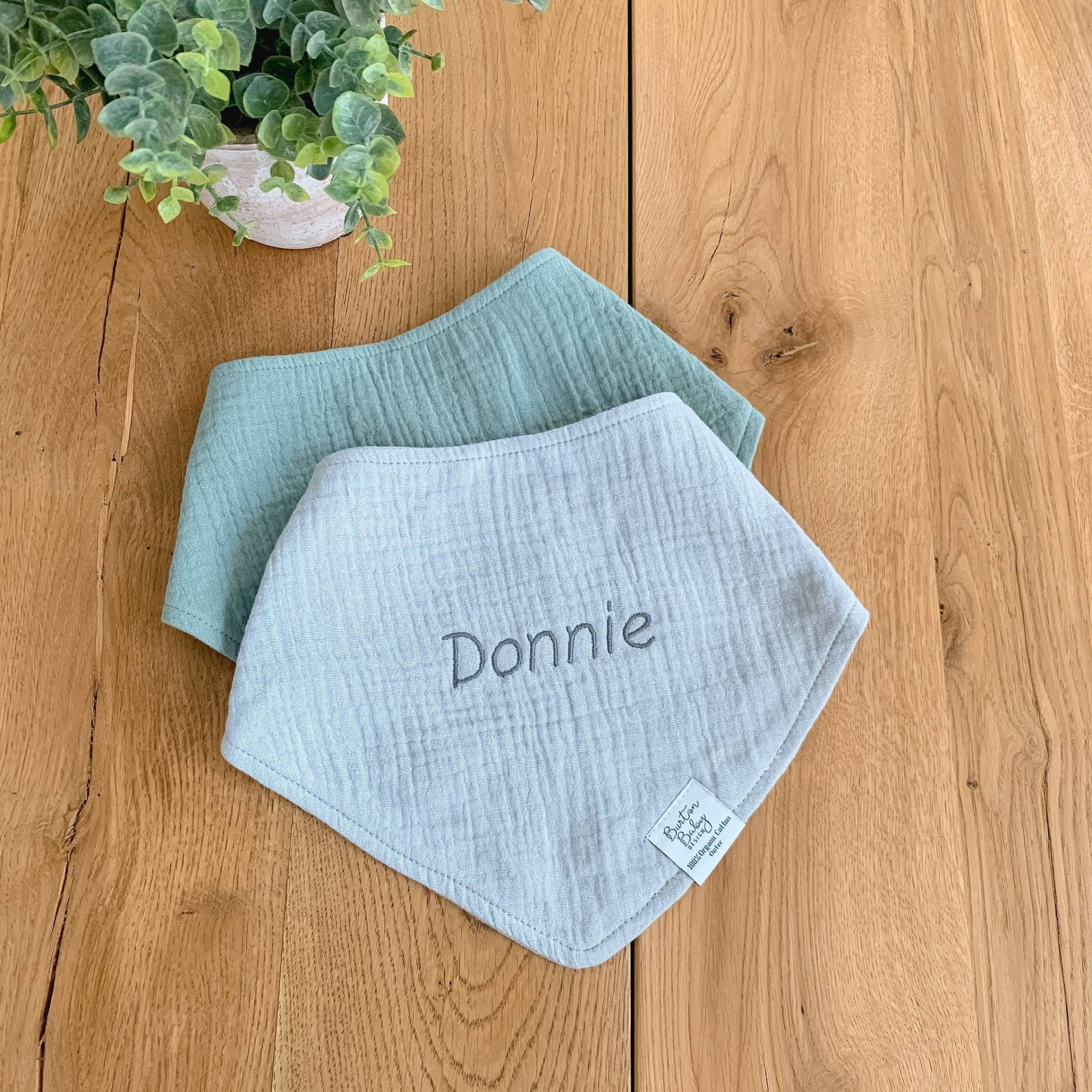 Baby Geschenk, Osterkorb, Personalisierte Bandana Lätzchen, Babylätzchen, Bio-Baumwolle, Musselin Besticktes Kleinkind Geschenk von BurtonBabyDesign