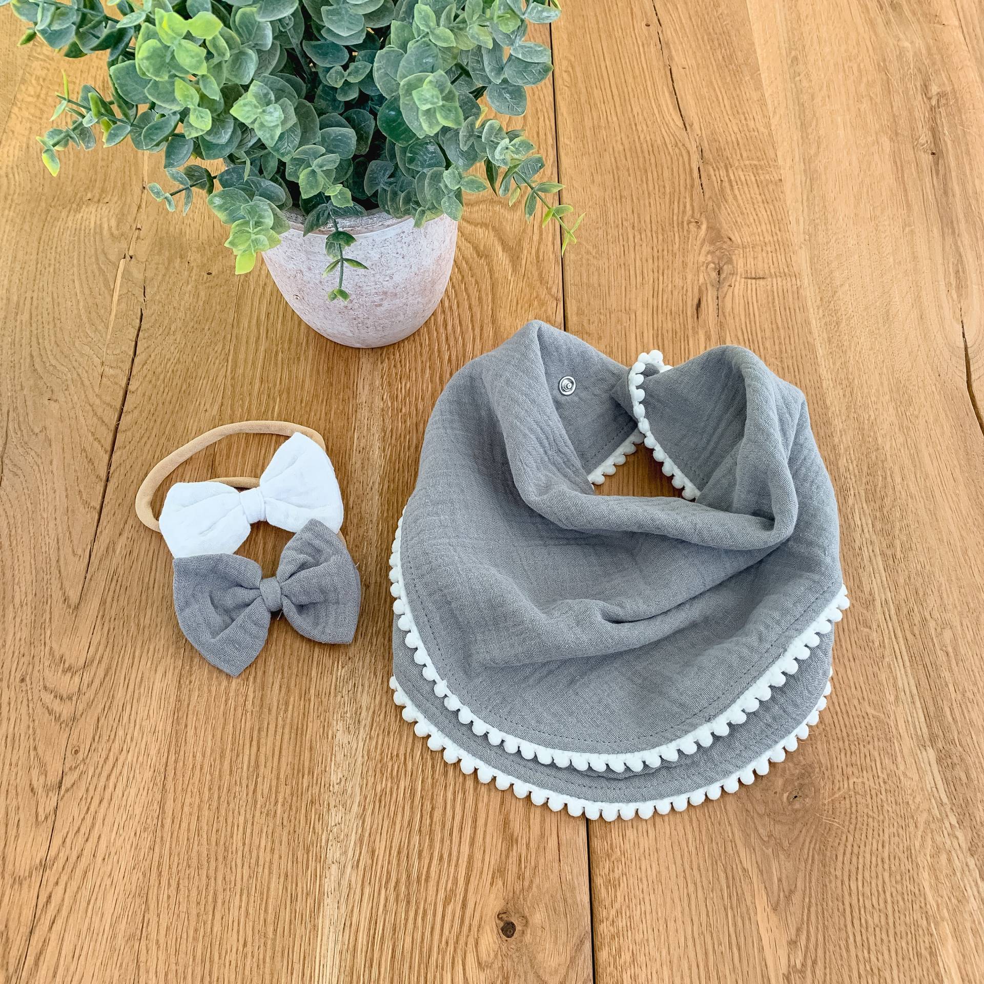 Baby Lätzchen, Ostergeschenk, Personalisierte Kleinkind Infinity Lätzchen Mit Zwei Passenden Schleifen Stirnbänder, Bio, Geschenk, Mädchen Geschenk von BurtonBabyDesign