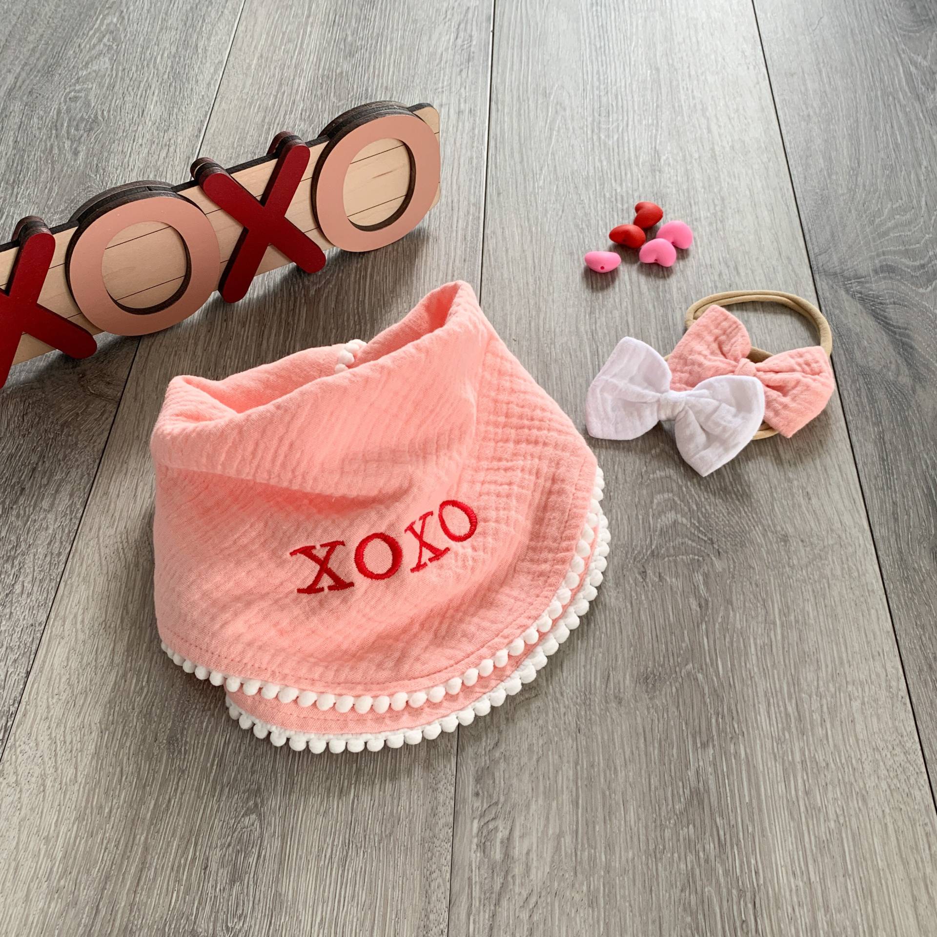 Baby Lätzchen Mit Zwei Passenden Stirnbändern, Valentines, Bandana Lätzchen, Mädchen Valentinstag, Bio, Musselin Kleinkind Geschenk von BurtonBabyDesign