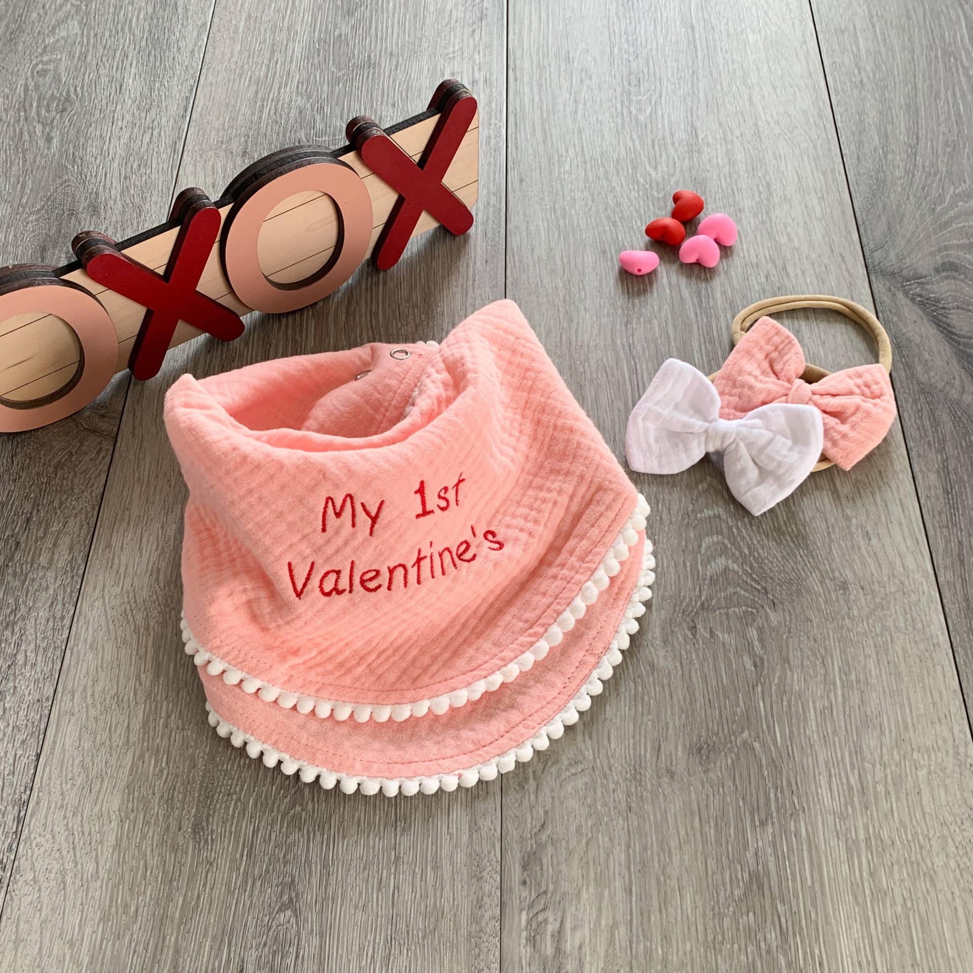 Valentine Lätzchen Mit Zwei Passenden Stirnbändern, Baby Valentines, Valentines Geschenk, Bandana Lätzchen, Girl Valentine, Babylätzchen von BurtonBabyDesign