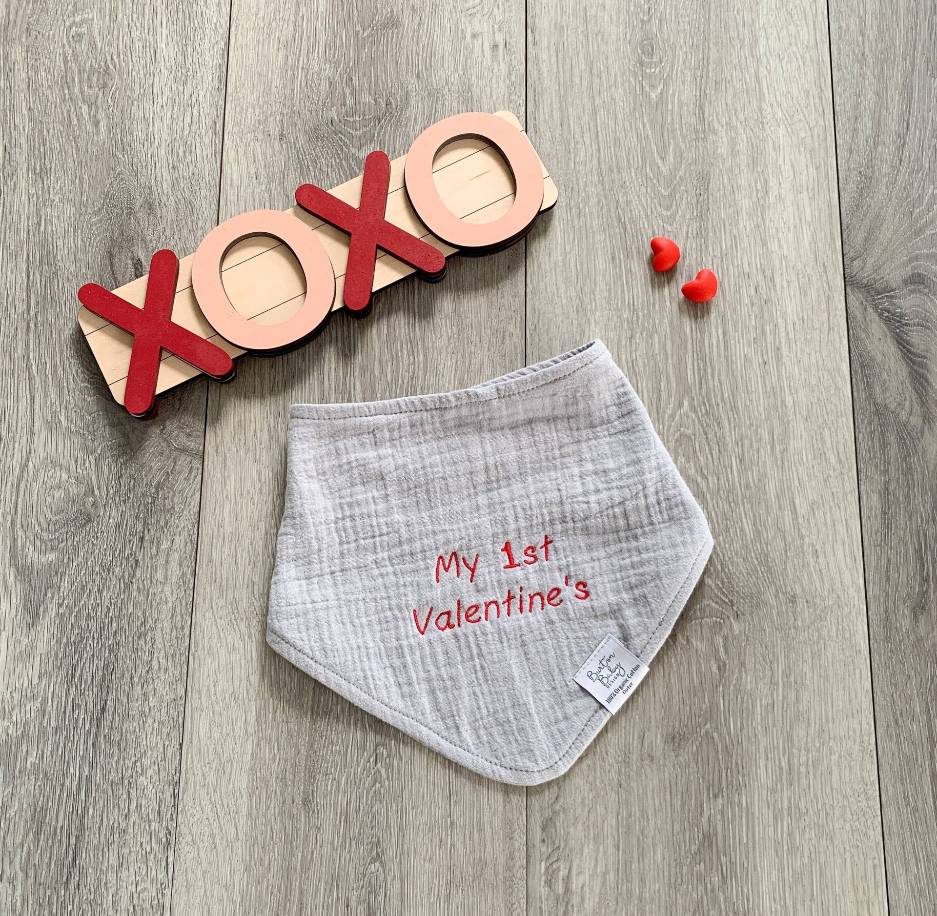 Valentinstag Baby Lätzchen, Valentinstag, Personalisierte Bandana Babylätzchen, Bio-Baumwolle, Geschenk, Musselin Kleinkind Geschenk von BurtonBabyDesign