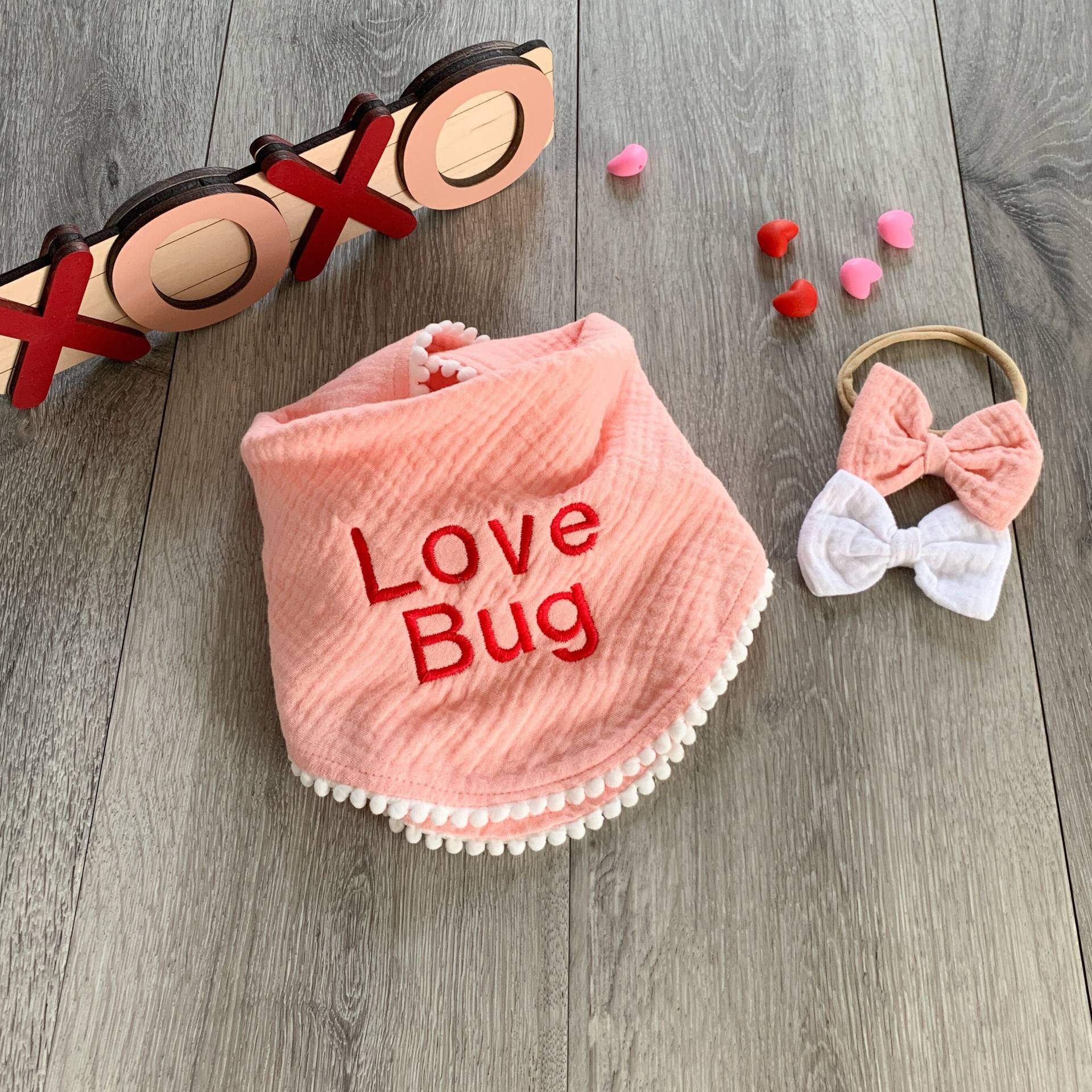 Valentinstag Lätzchen Mit Zwei Passenden Stirnbändern, Baby Geschenk, Bandana Lätzchen, Mädchen Valentinstag, Bio, Musselin Kleinkind Geschenk von BurtonBabyDesign