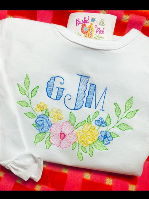 Frühling in Blumen, Monogramm Oder Name, Rüschen, Lang - Kurzarm, Größen Baby Mädchen, Bestickt, Personalisiert, Shirt, Bluse Top, Geschenk von BushelanAPeckEmb