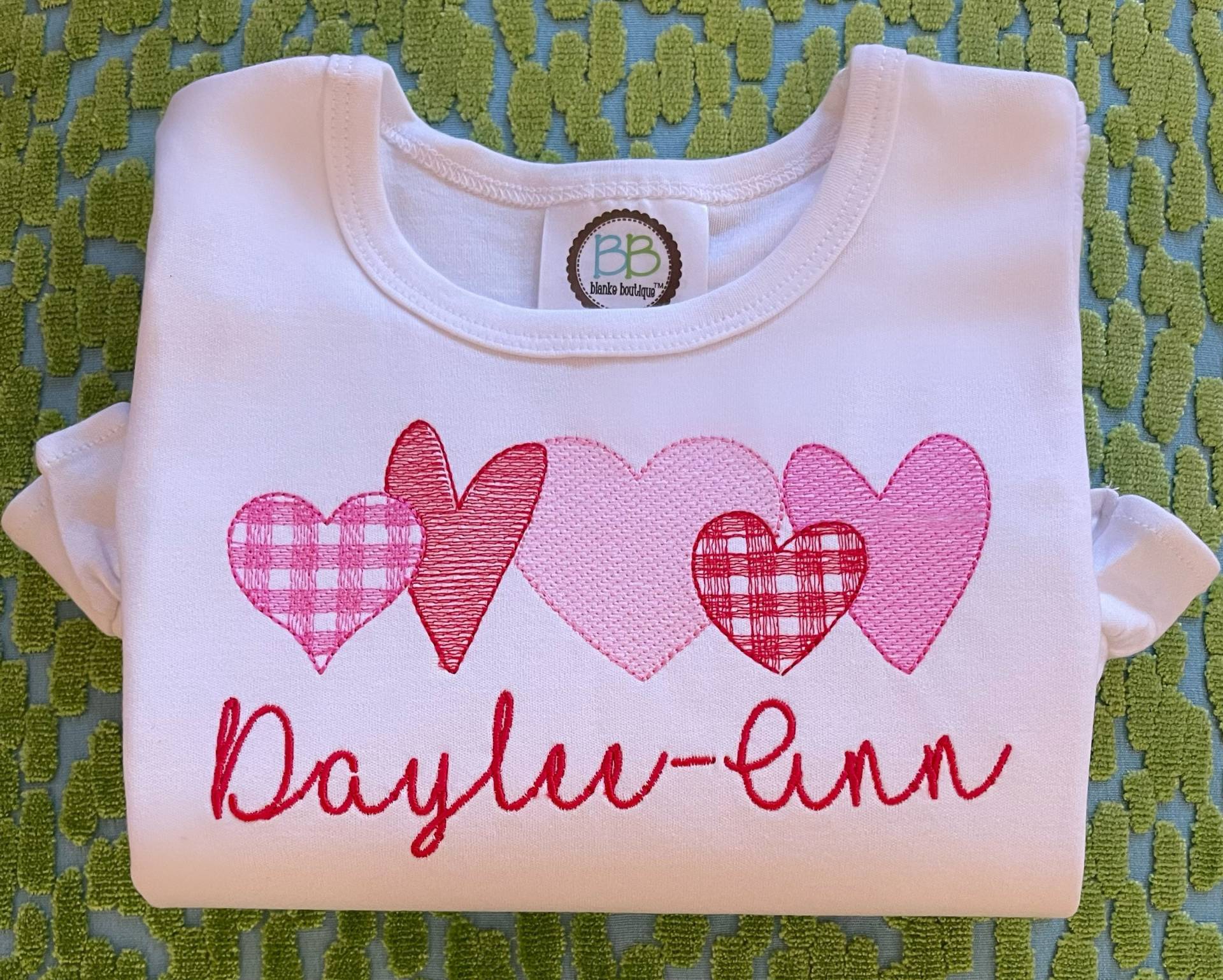 Karo, Karierte Herzen, Valentinstag, Rüschen, Langarm, Kurzarm, Mädchen, Kleinkind, Baby, Bestickt, Weißes Herz Shirt von BushelanAPeckEmb