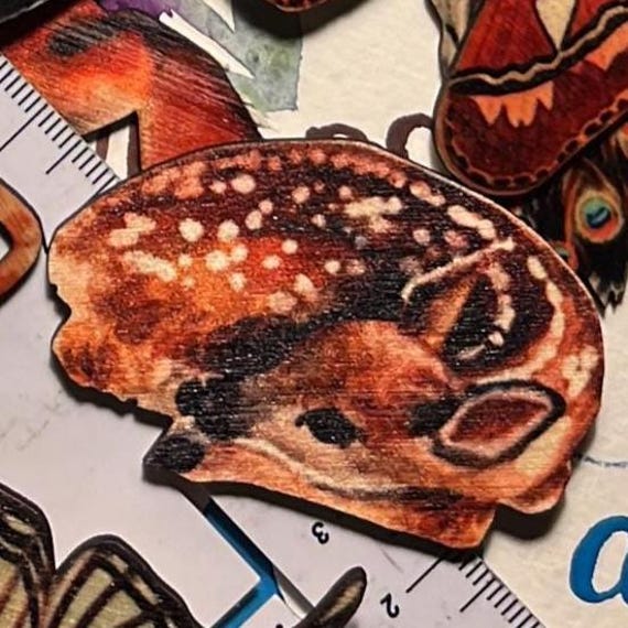Holz Anhänger Brosche Schlafendes Rehkitz Nostalgie Anstecker Pin Nachhaltig Vintage Style Kinder von BusyHandsClub