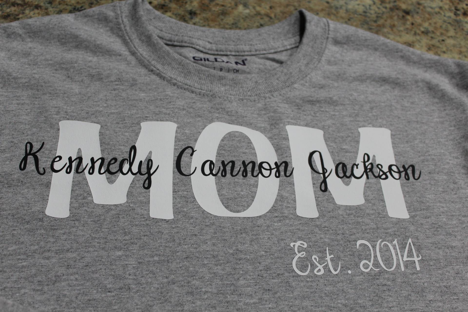 Personalisierte Mama T-Shirt Mit Benutzerdefinierten Kindernamen Personalisierte Mama T-Shirt Mit Benutzerdefinierten Kindernamen von BusyLittleBody