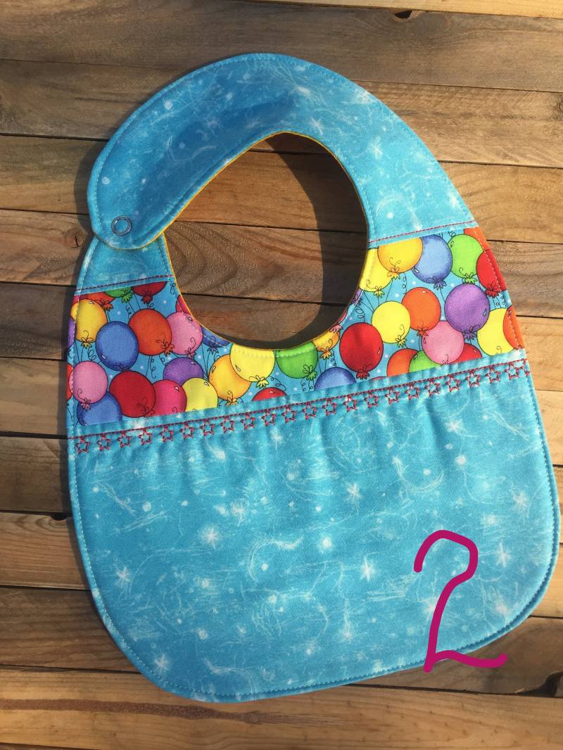 Handgemachte Festliche Geburtstags-Lätzchen von BusyPQuilts