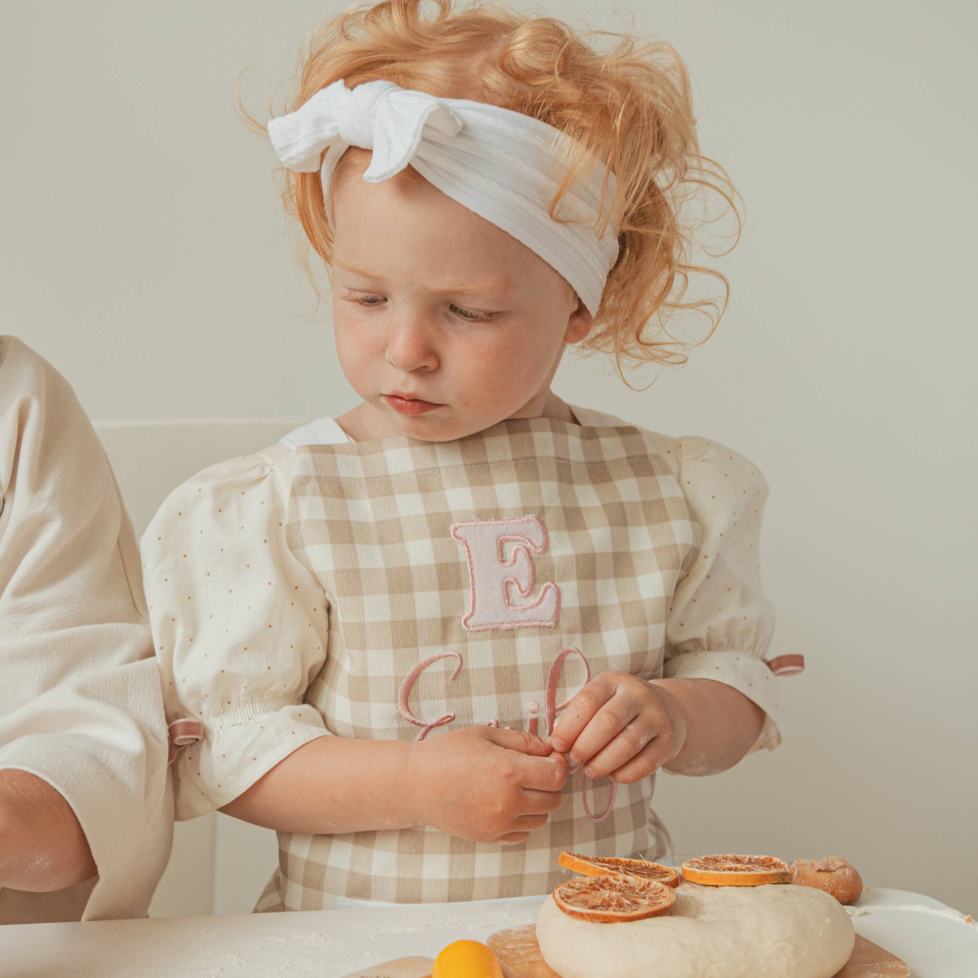 Beige Handy-Kinderschürze Personalisiert. 6 Styles Und Erwachsenengröße Erhältlich. Kinderschürze Mit Namenstickerei. Personalisierte Beige Handy-Kinderschürze Personalisiert. 6 Styles Und Erwachsenengröße Erhältlich. Kinderschürze Mit Namenstickerei. Personalisierte von BusyPuzzle