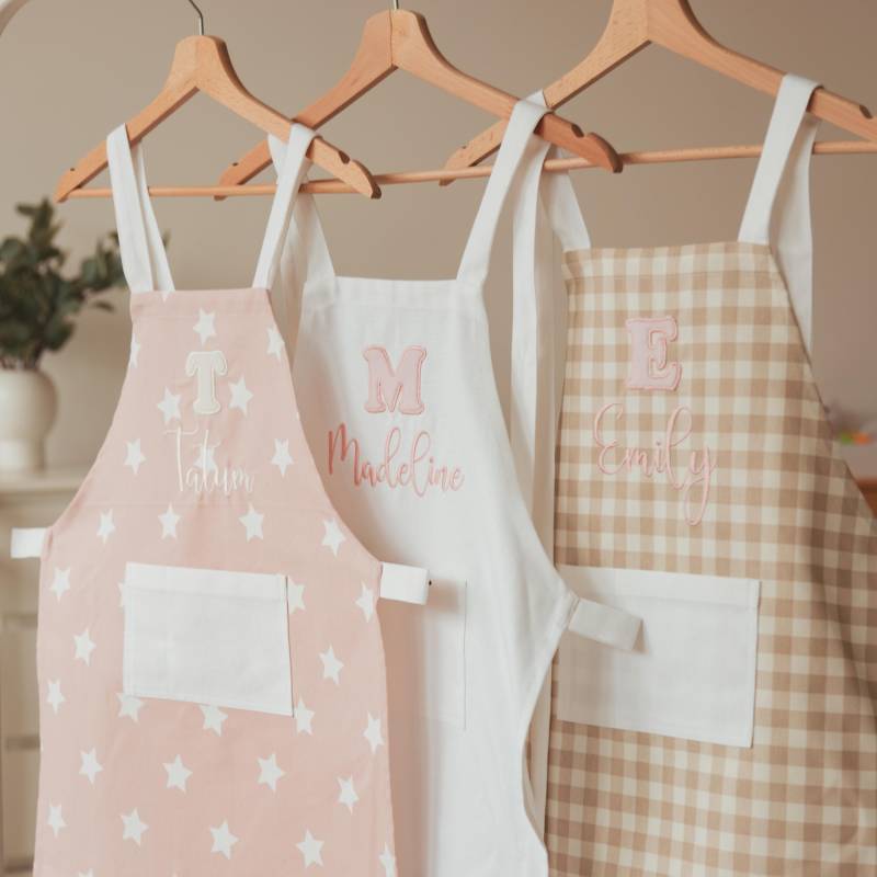 Kleinkind Schürze Kinder Und Babykleidung 2 Jahre Altes Geschenk Personalisierte Mit Namen Stickerei Childs Weihnachtsgeschenke Beschäftigt Puzzle Kleinkind Schürze Kinder Und Babykleidung 2 Jahre Altes Geschenk Personalisierte Mit Namen Stickerei Childs Weihnachtsgeschenke Beschäftigt Puzzle von BusyPuzzle