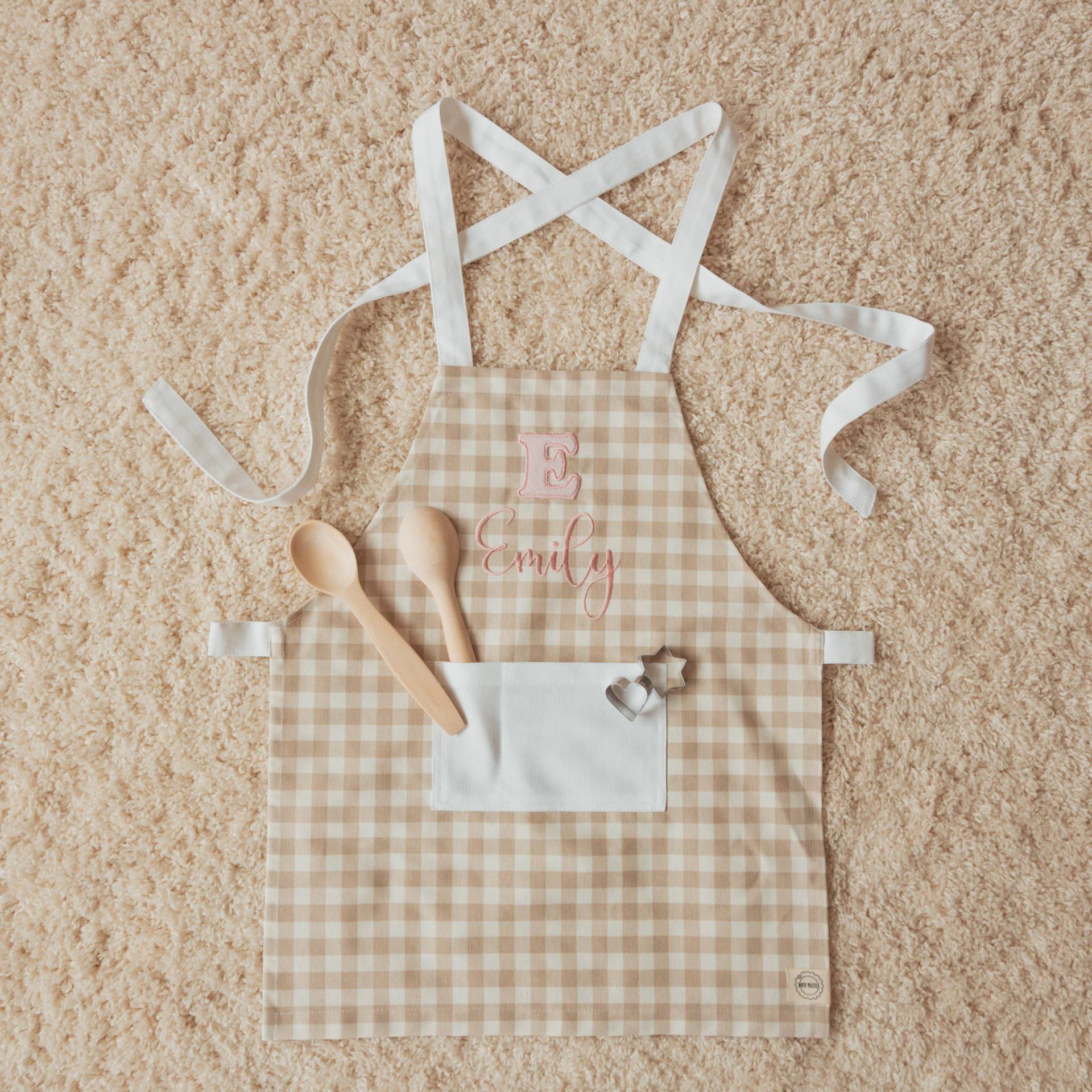Niedliche Kleine Kochschürze. Kinderschürzen Mit Namen Bestickt. Personalisierte Kleinkinder Schürze. Kinderschürzen. Küchenschürze Nach Maß Niedliche Kleine Kochschürze. Kinderschürzen Mit Namen Bestickt. Personalisierte Kleinkinder Schürze. Kinderschürzen. Küchenschürze Nach Maß von BusyPuzzle