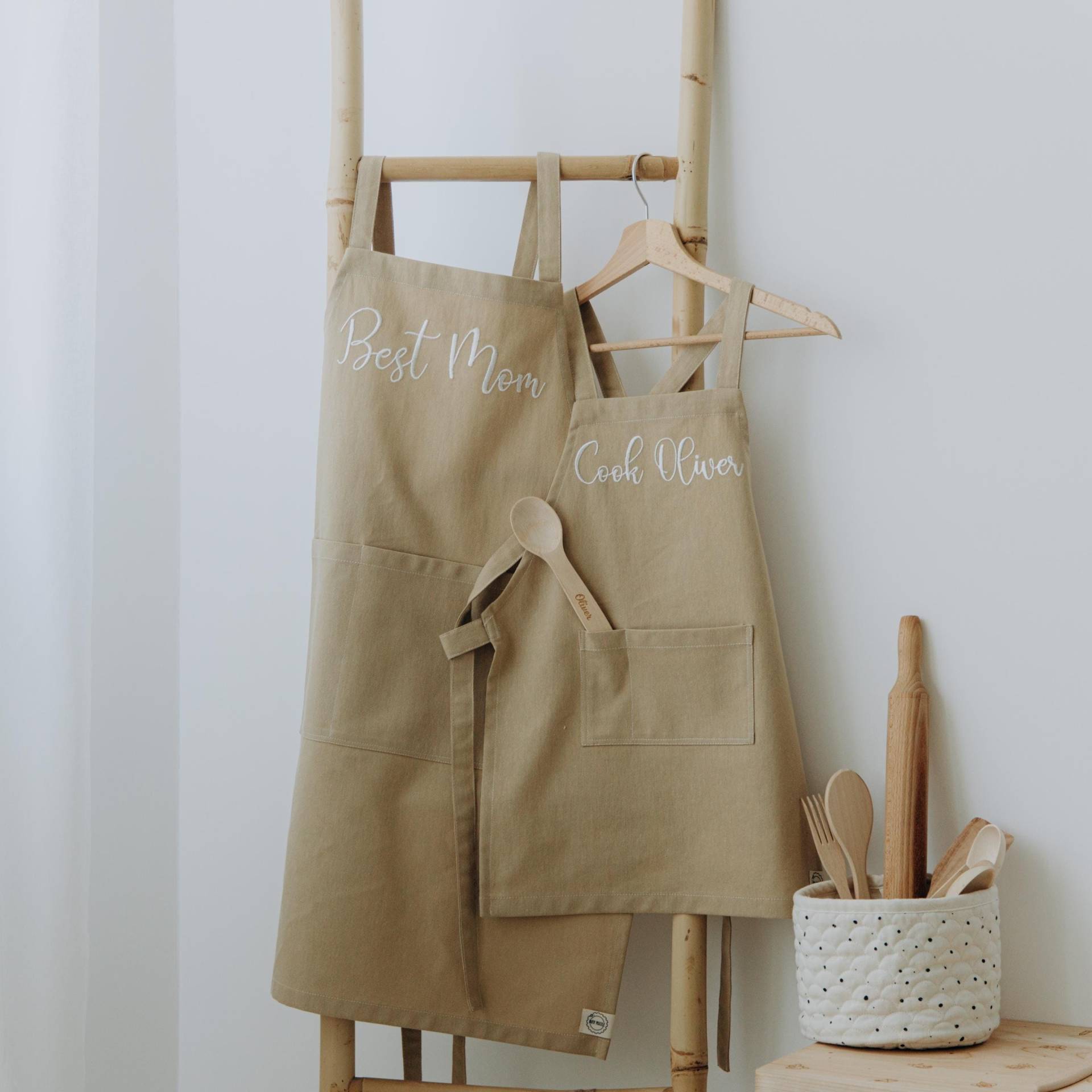 Personalisierte Schürzen Erwachsene Und Kinder Niedliche Kleine Kochschürze Benutzerdefinierte Kleinkind Schürze Weihnachtsgeschenke Für Familie Personalisierte Schürzen Erwachsene Und Kinder Niedliche Kleine Kochschürze Benutzerdefinierte Kleinkind Schürze Weihnachtsgeschenke Für Familie von BusyPuzzle