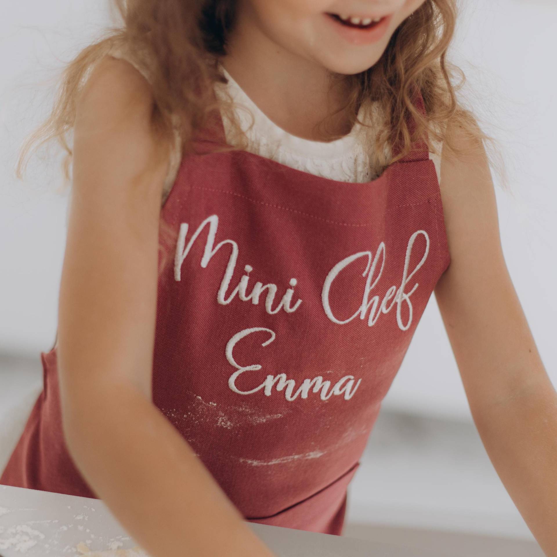 Pflaume Gestickte Minikochschürze Für Kinder. 5 Farben. 4 Größen. Personalisierte Schürzen Geschenk Enkelin von BusyPuzzle