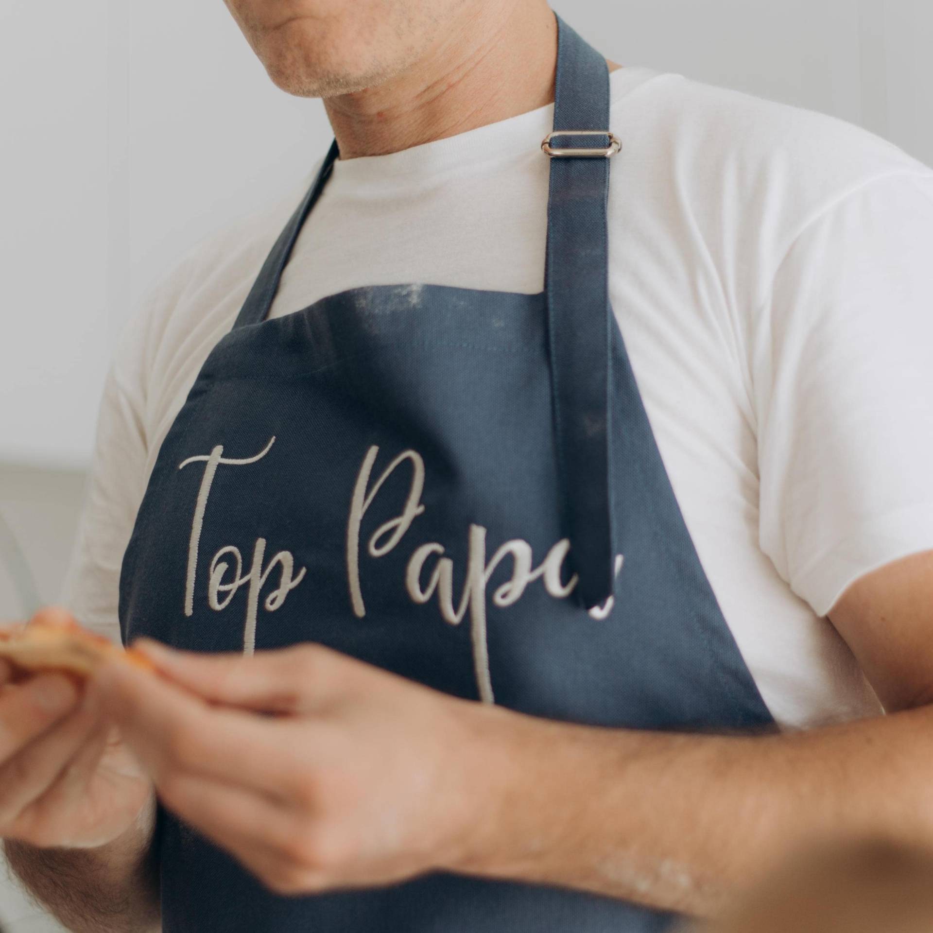Top Papa Blau Schürze Vatertagsgeschenk Personalisierter Name Gestickte Wasserdichte Küchenschürze Für Erwachsene Anpassbare Mit Taschen Top Papa Blau Schürze Vatertagsgeschenk Personalisierter Name Gestickte Wasserdichte Küchenschürze Für Erwachsene Anpassbare Mit Taschen von BusyPuzzle