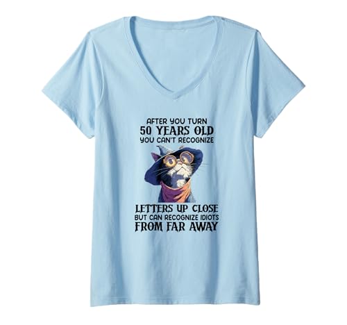 Damen Nachdem Sie fünfzig Jahre alt sind, können Sie Buchstaben Nicht erkennen T-Shirt mit V-Ausschnitt Damen Nachdem Sie fünfzig Jahre alt sind, können Sie Buchstaben Nicht erkennen T-Shirt mit V-Ausschnitt von But you can recognize idiots from far away cat Tee