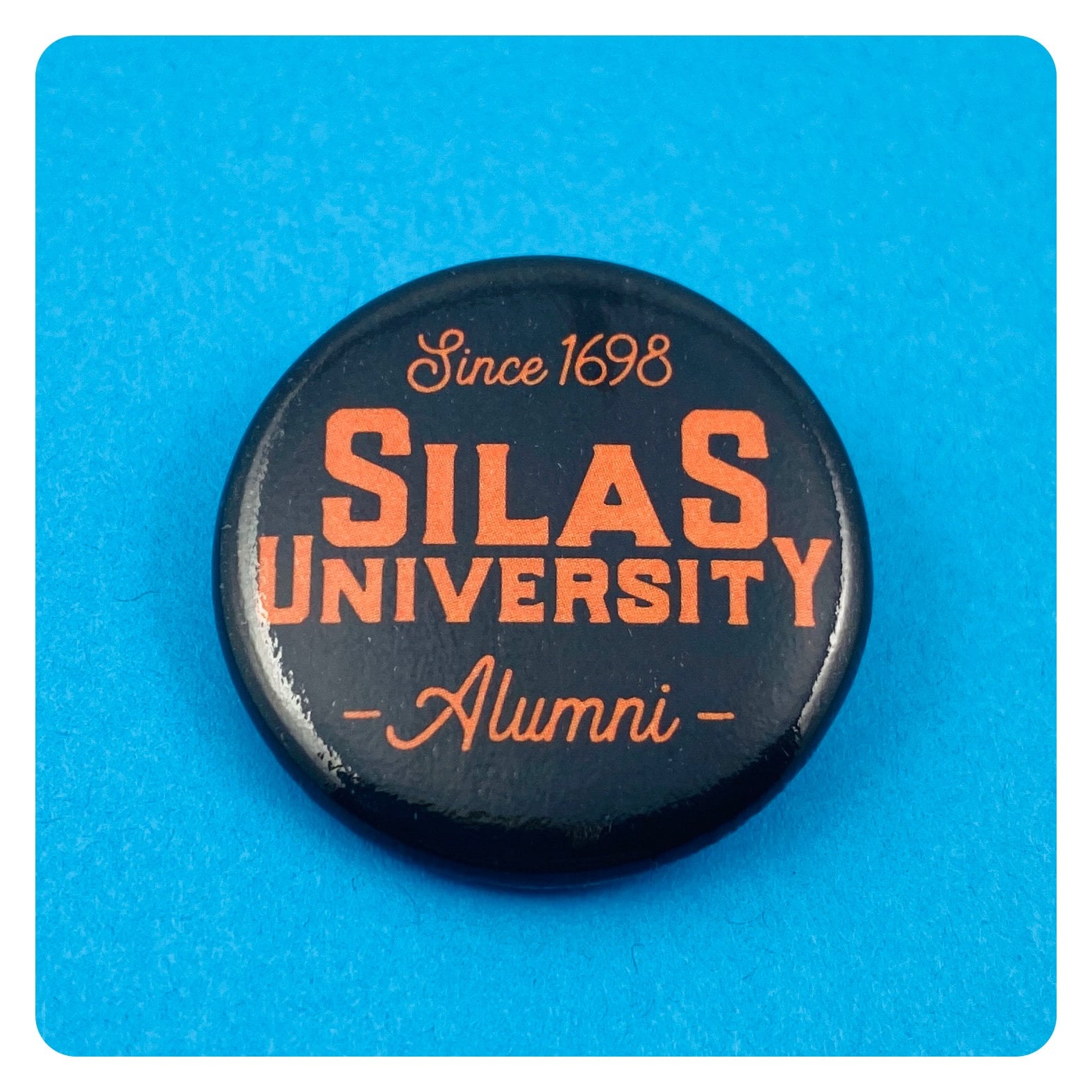 Silas Alumni Button von ButchandSissy
