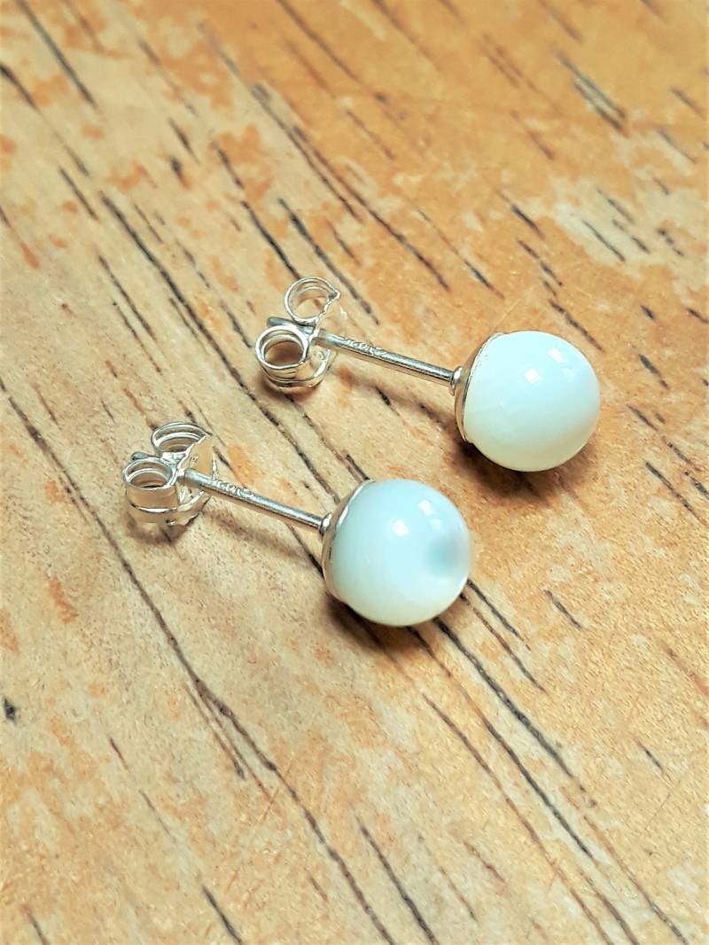 Mutter Der Perle Ohrringe, Kleine Ohrstecker Mit Weißen Kugeln in Sterling Silber, Hochzeit, Brautschmuck von ButterandBath