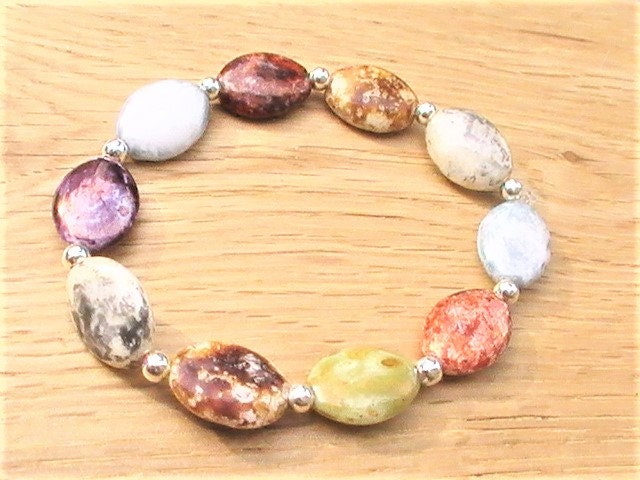 Upcycled Armband Stretch-Stil Mit Vintage-Perlen in Regenbogenfarben Und Kleinen Silberperlen Upcycled Armband Stretch-Stil Mit Vintage-Perlen in Regenbogenfarben Und Kleinen Silberperlen von ButterandBath