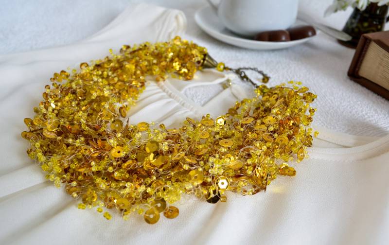 Gelbe Pailletten-Halskette, Sonnen-Halskette, Multistrand-Glitzernde Halskette, Lätzchen-Halskette, Statement-Halskette, Party-Schmuck Gelbe Pailletten-Halskette, Sonnen-Halskette, Multistrand-Glitzernde Halskette, Lätzchen-Halskette, Statement-Halskette, Party-Schmuck von ButtercupGoods
