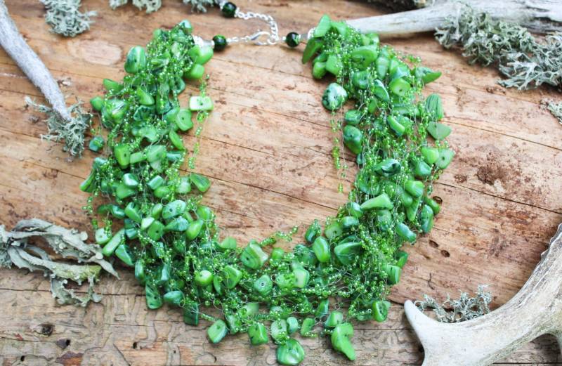 Hellgrüne Halskette, Perlmutt-Halskette, Naturstein-Schmuck, Multistrand-Halskette, Flexible Lätzchen-Halskette, Gehäkelte Luftschmuck von ButtercupGoods