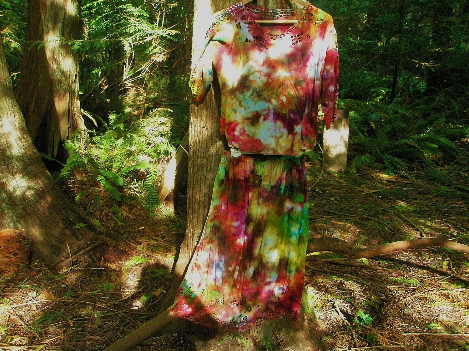 Tie Dye Bluse Und Rock Cut Work Stickerei Set Tie Dye Bluse Und Rock Cut Work Stickerei Set von ButterfliesOfDoom