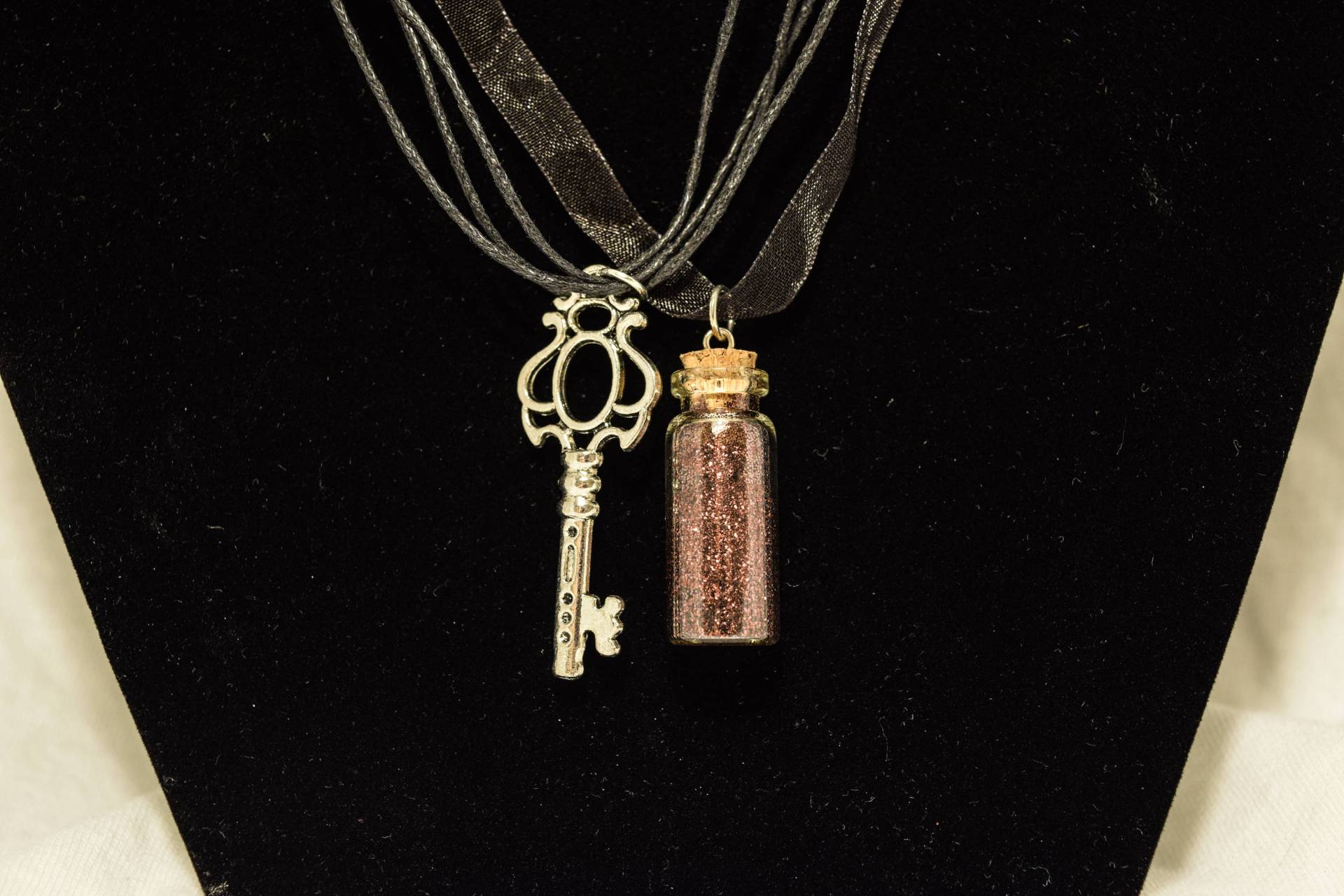 Etheral Essence Glitter in Einer Flasche Und Steampunk Schlüssel Etheral Essence Glitter in Einer Flasche Und Steampunk Schlüssel von ButterflyDark