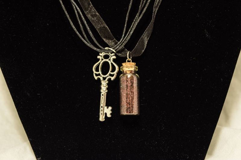 Etheral Essence Glitter in Einer Flasche Und Steampunk Schlüssel Etheral Essence Glitter in Einer Flasche Und Steampunk Schlüssel von ButterflyDark