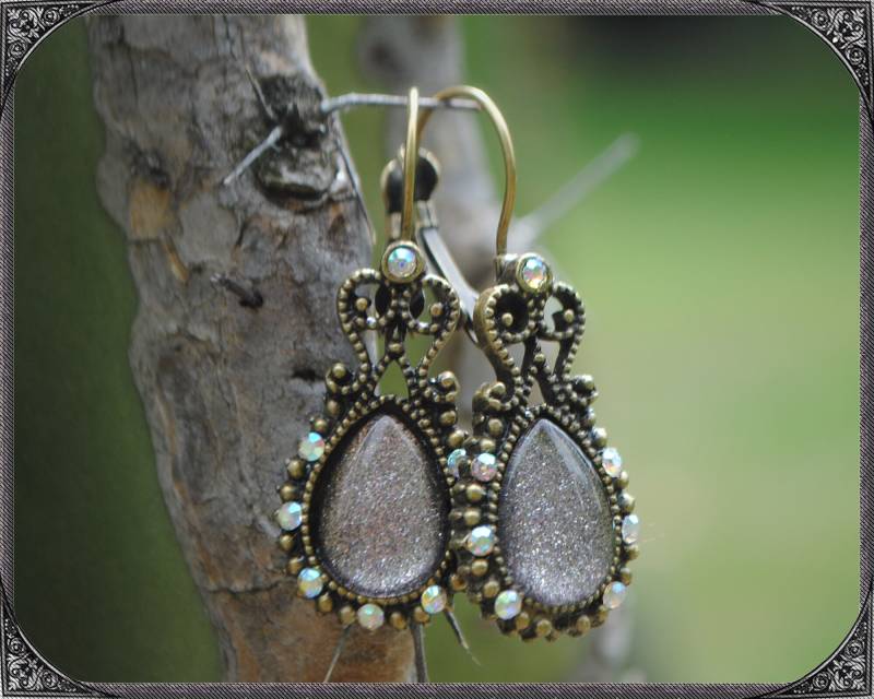 Glitzer Boho Ohrringe Teardrop Grau-Weiss-Bronze Glitzer Boho Ohrringe Teardrop Grau-Weiss-Bronze von ButterflyLotusShop