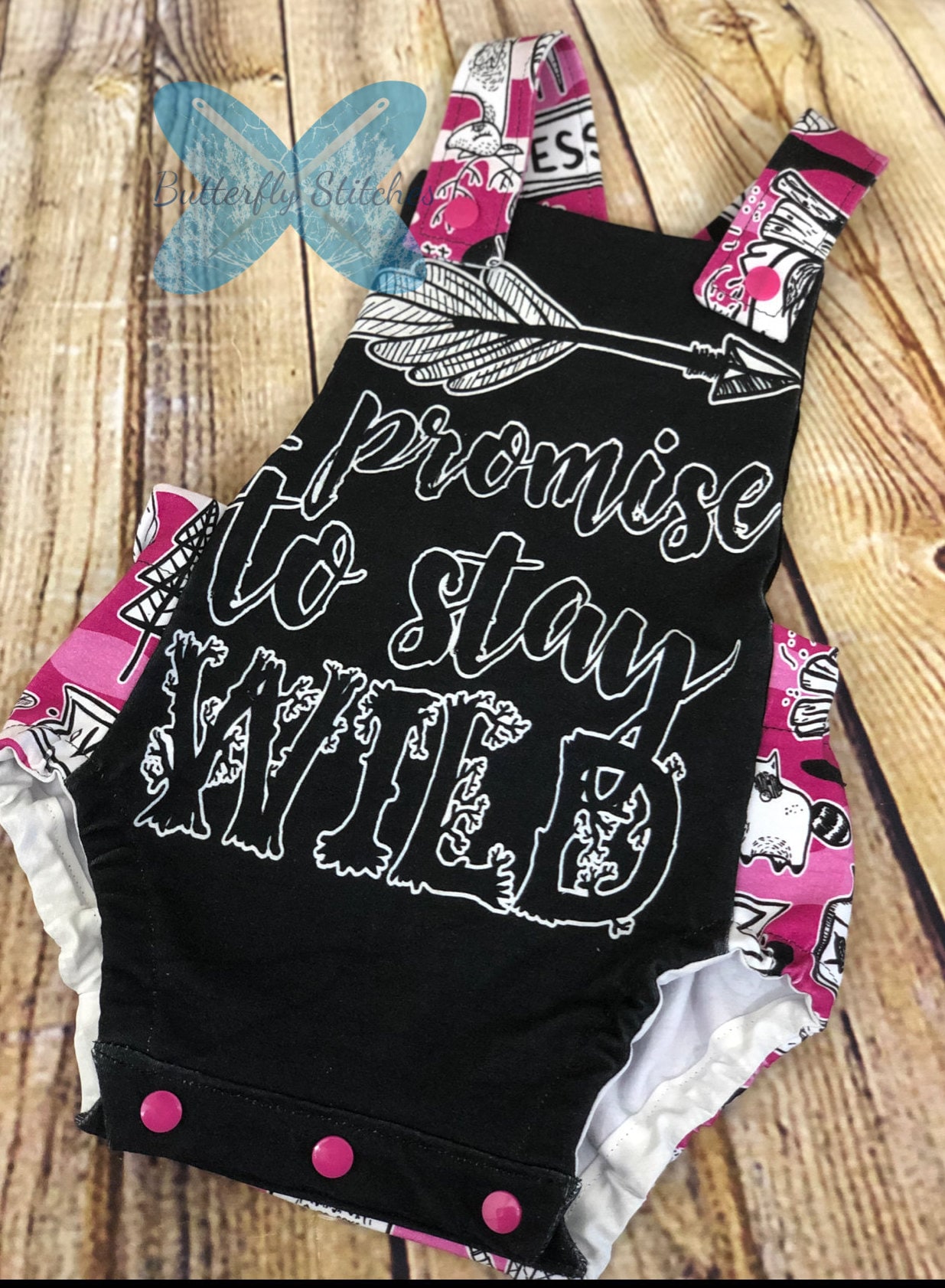 strampler/Sommer Wilder Mädchen Rosa Camo Wildnis von ButterflyStitchesCom