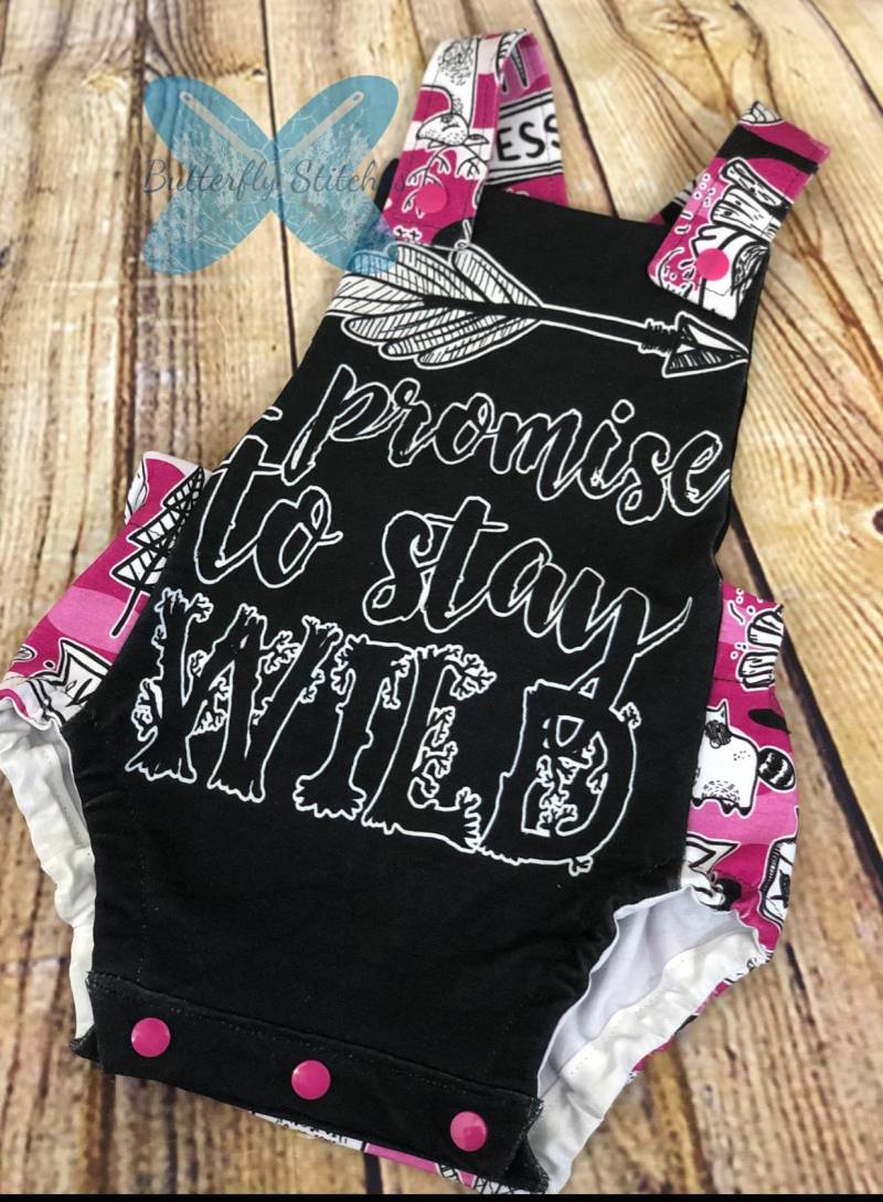 strampler/Sommer Wilder Mädchen Rosa Camo Wildnis von ButterflyStitchesCom