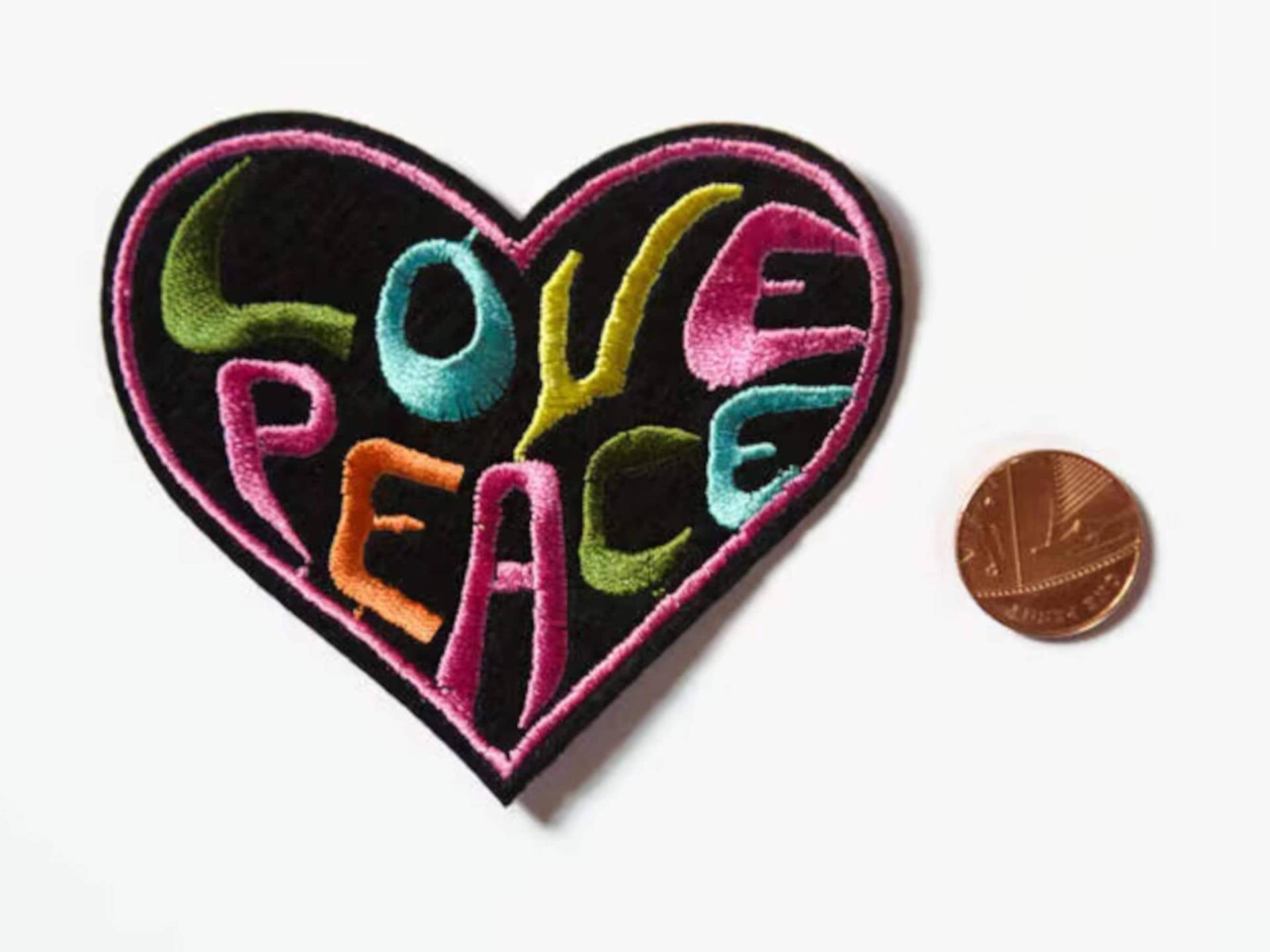 Hippie Aufnäher - Großes Love Peace Patch Herz Zum Aufbügeln Wort Gesticktes Hippy Thema 8.5 cm X 7.5 Hippie Aufnäher - Großes Love Peace Patch Herz Zum Aufbügeln Wort Gesticktes Hippy Thema 8.5 cm X 7.5 von ButtonCool