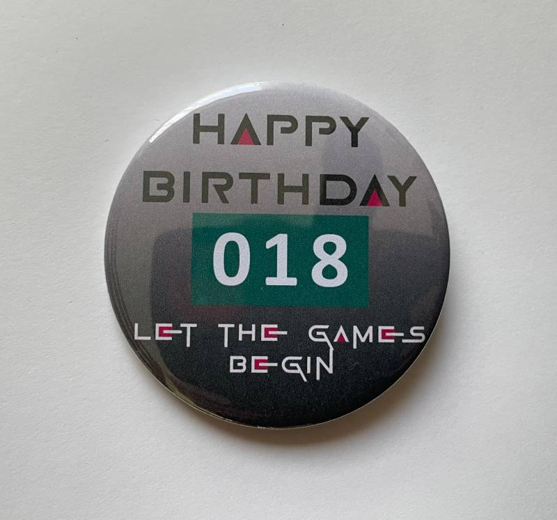 Geburtstagsabzeichen 6 cm Jedes Alter Plus Gratis Call Card von ButtonMeme