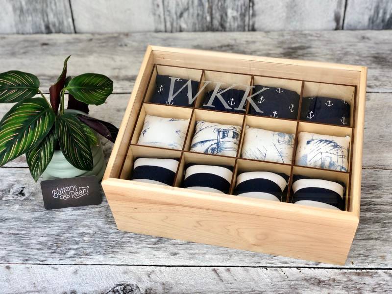 Kostengünstige Uhrenbox Aus Kirschholz Mit Initialen von ButtonsAndPearl