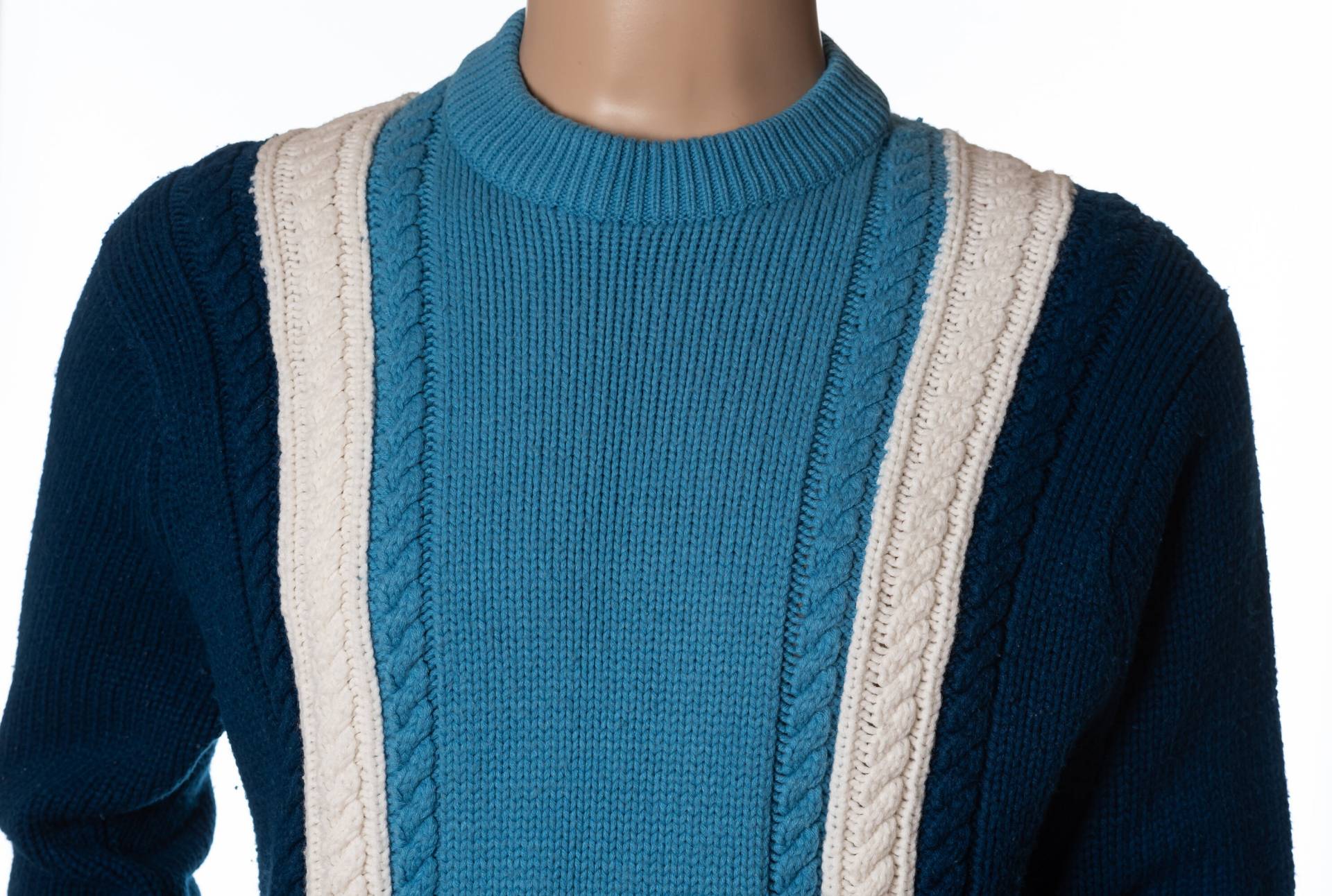 Schöner Handgestrickter Blauer Und Cremefarbener Rundhalspullover Schöner Handgestrickter Blauer Und Cremefarbener Rundhalspullover von ButtonsForPigeons