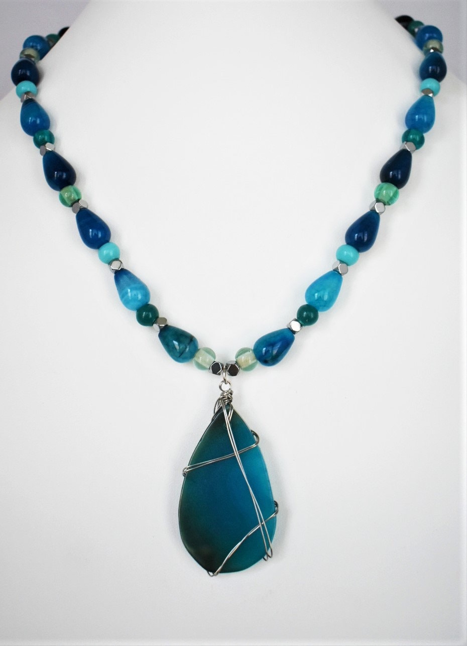 Blaue Achat-Halskette Mit Drahtumwickeltem Anhänger Blaue Achat-Halskette Mit Drahtumwickeltem Anhänger von ButtonsandBeadsbyJen