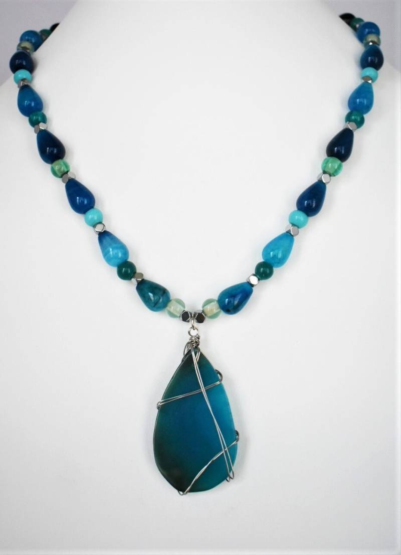 Blaue Achat-Halskette Mit Drahtumwickeltem Anhänger Blaue Achat-Halskette Mit Drahtumwickeltem Anhänger von ButtonsandBeadsbyJen
