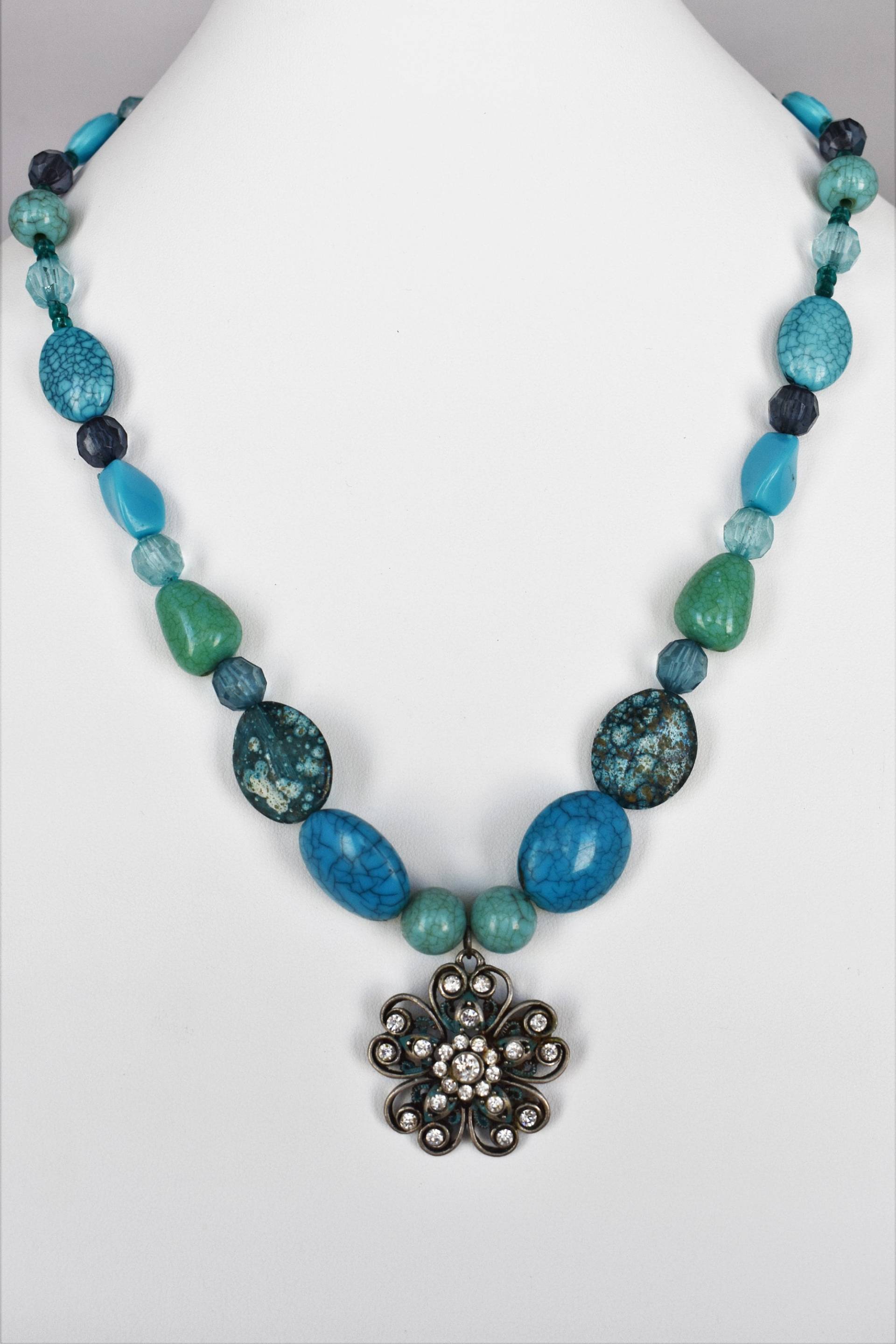 Blaue Perlenkette Mit Blumenanhänger Blaue Perlenkette Mit Blumenanhänger von ButtonsandBeadsbyJen