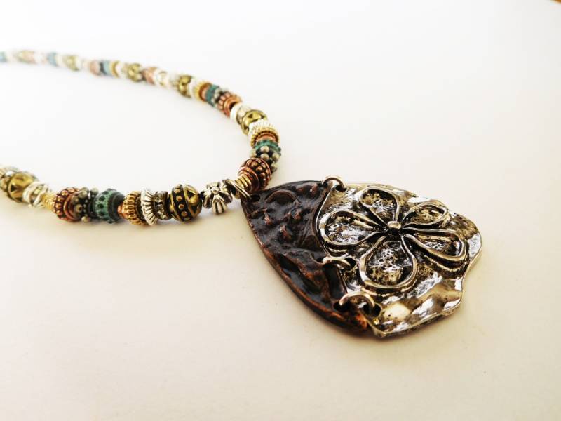 Bronze Metallic Perlenkette Mit Teardrop Anhänger Bronze Metallic Perlenkette Mit Teardrop Anhänger von ButtonsandBeadsbyJen