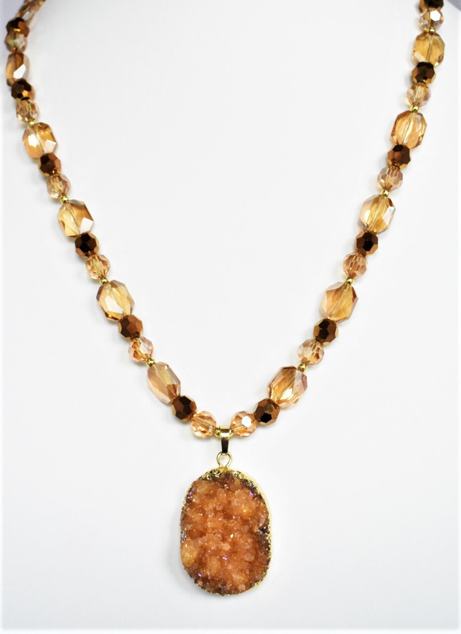 Goldene Perlenkette Mit Druzy-Achat-Anhänger Goldene Perlenkette Mit Druzy-Achat-Anhänger von ButtonsandBeadsbyJen