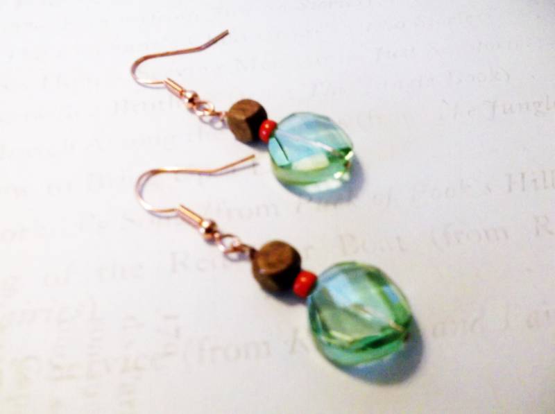 Grüne Ohrhänger Mit Kupferhaken Grüne Ohrhänger Mit Kupferhaken von ButtonsandBeadsbyJen