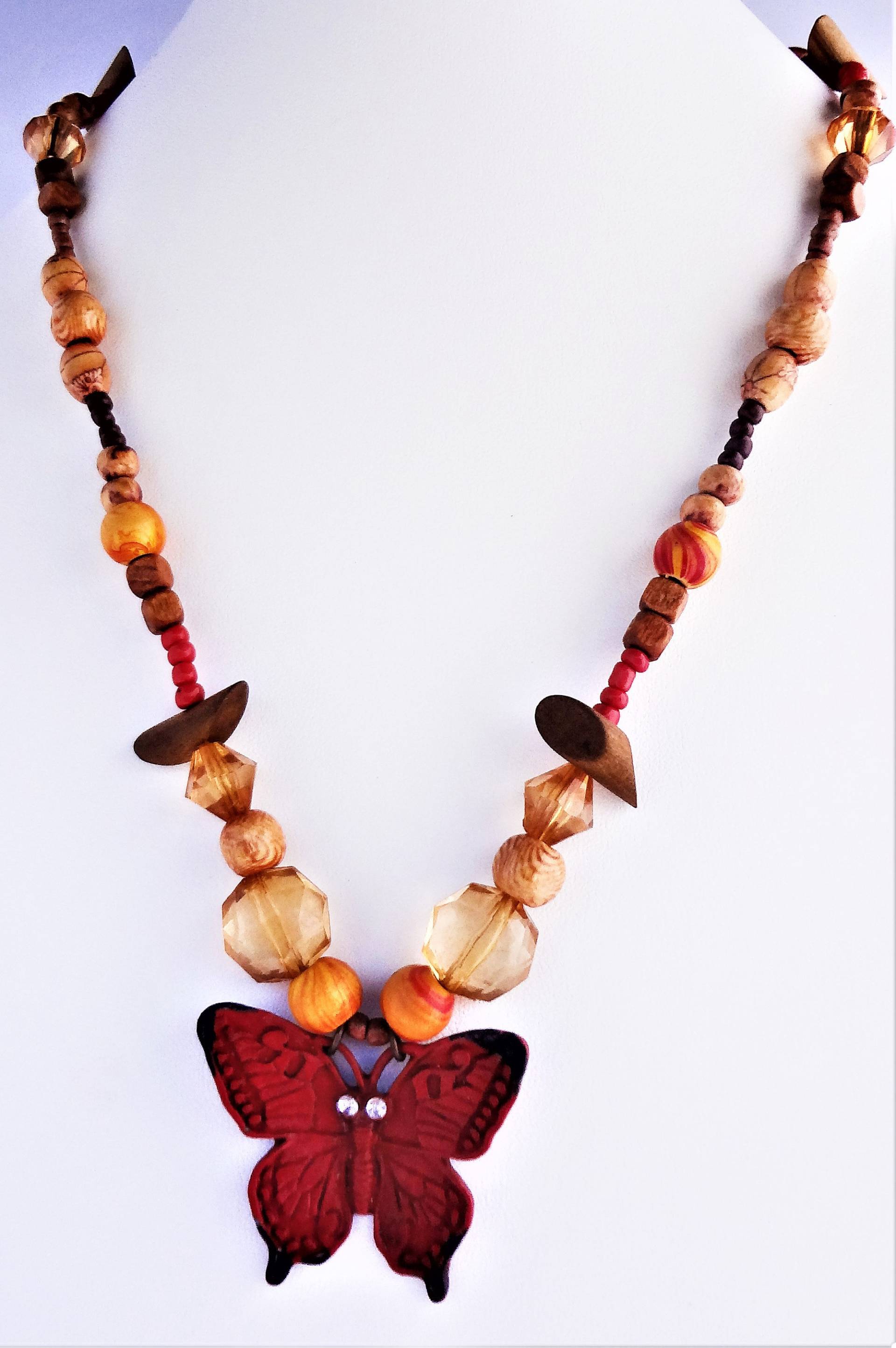 Halskette Aus Holzperlen Mit Orangefarbenem Schmetterlingsanhänger Metall Halskette Aus Holzperlen Mit Orangefarbenem Schmetterlingsanhänger Metall von ButtonsandBeadsbyJen