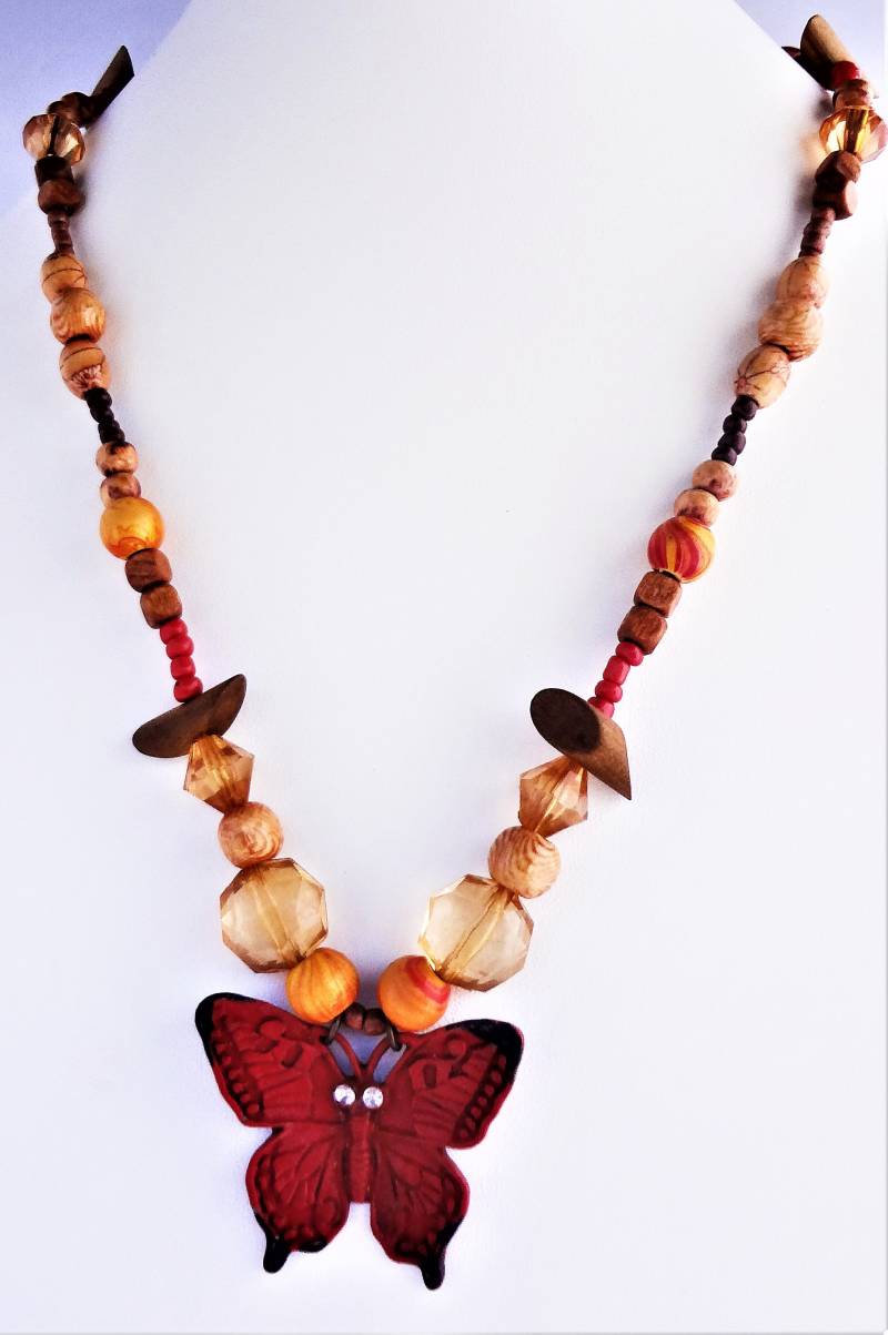 Halskette Aus Holzperlen Mit Orangefarbenem Schmetterlingsanhänger Metall Halskette Aus Holzperlen Mit Orangefarbenem Schmetterlingsanhänger Metall von ButtonsandBeadsbyJen