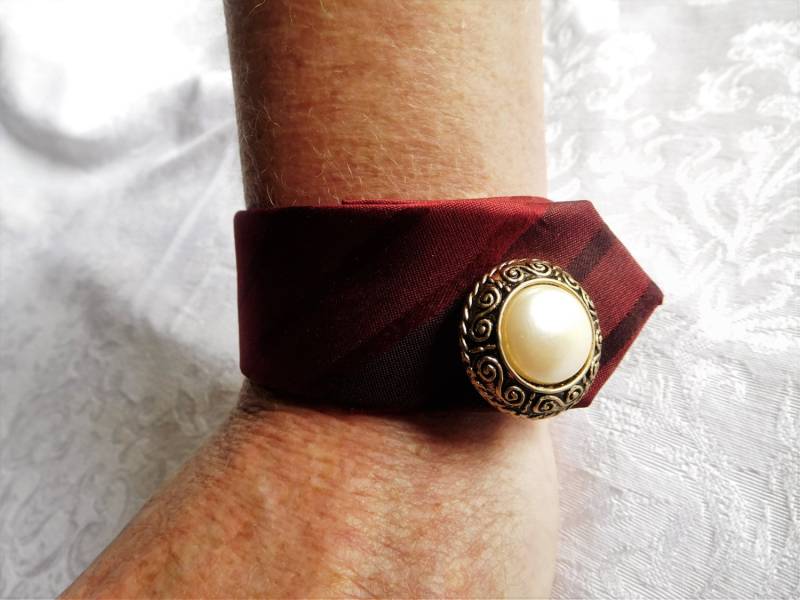 Herren-Armband Mit Roter Krawatte Herren-Armband Mit Roter Krawatte von ButtonsandBeadsbyJen