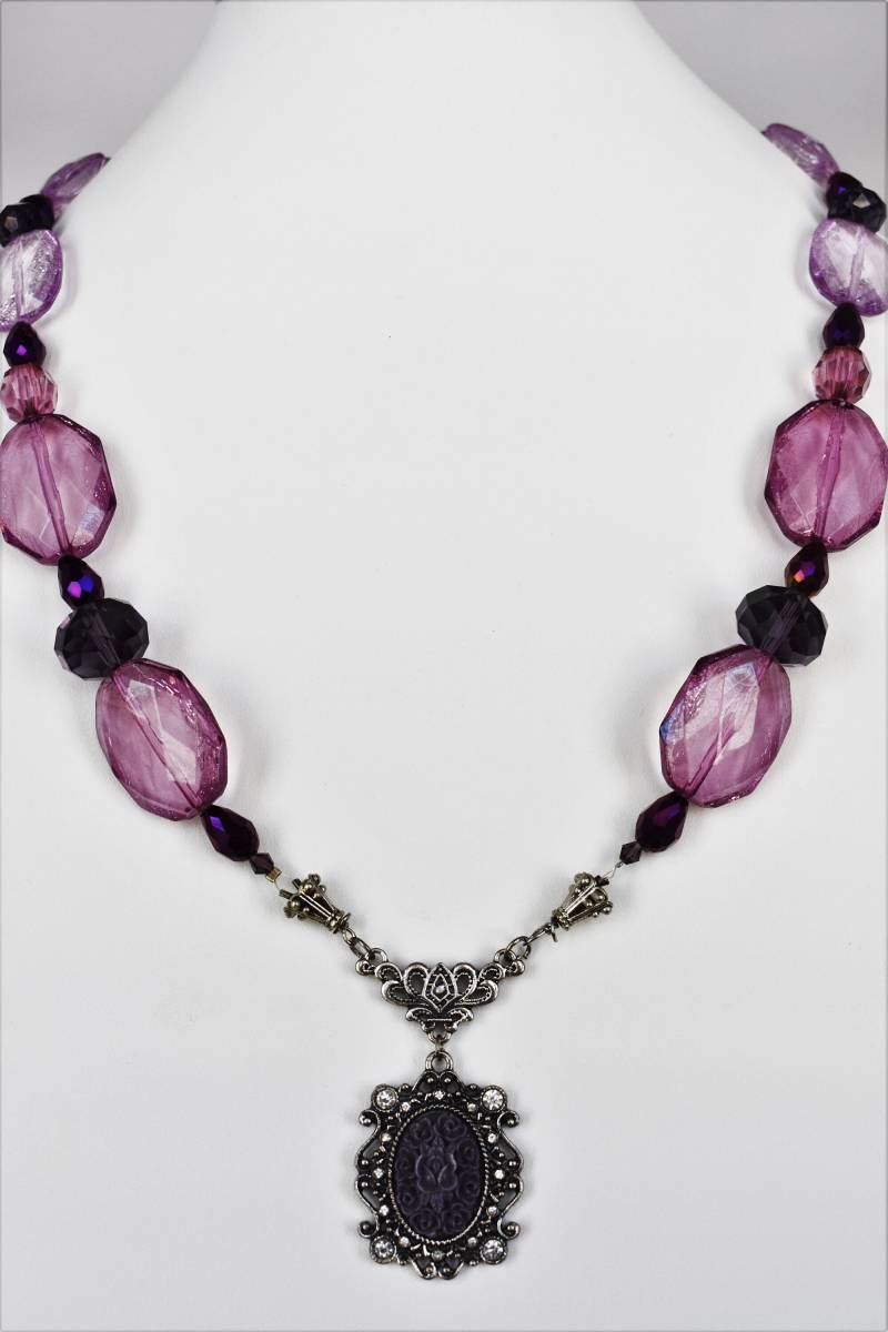 Lila Perlenkette Mit Cameo-Anhänger Lila Perlenkette Mit Cameo-Anhänger von ButtonsandBeadsbyJen