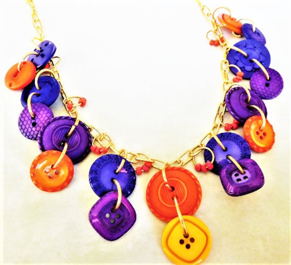 Orange Und Lila Knopfhalskette Orange Und Lila Knopfhalskette von ButtonsandBeadsbyJen