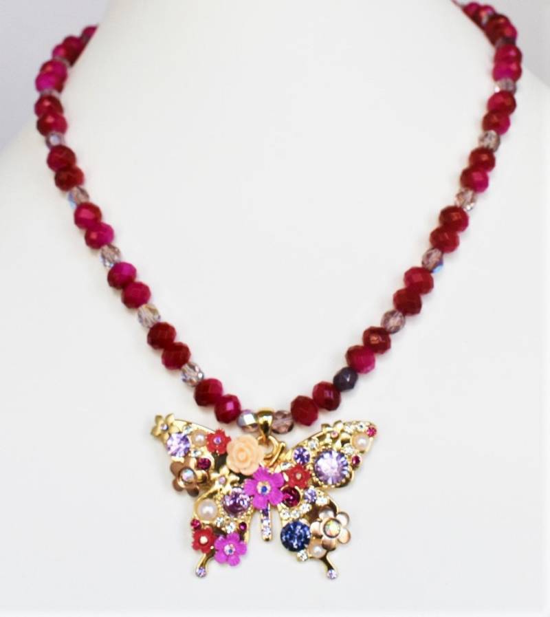 Pinkfarbene Perlenkette Mit Schmetterlings-Brosche Pinkfarbene Perlenkette Mit Schmetterlings-Brosche von ButtonsandBeadsbyJen