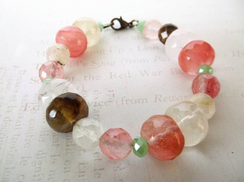 Rosa Und Braunes Klobiges Kristallarmband Rosa Und Braunes Klobiges Kristallarmband von ButtonsandBeadsbyJen