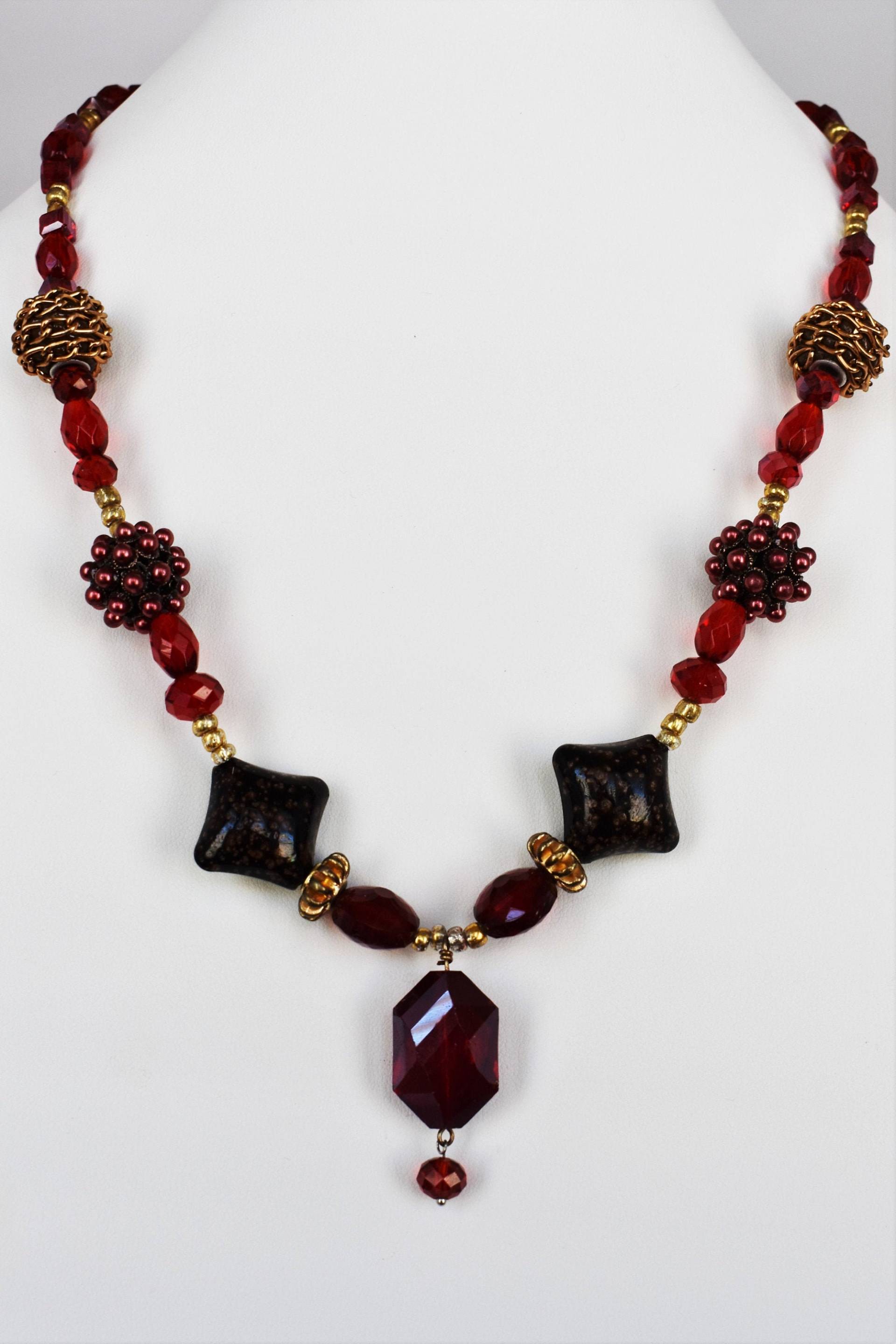 Rote Perlenmode-Halskette Rote Perlenmode-Halskette von ButtonsandBeadsbyJen