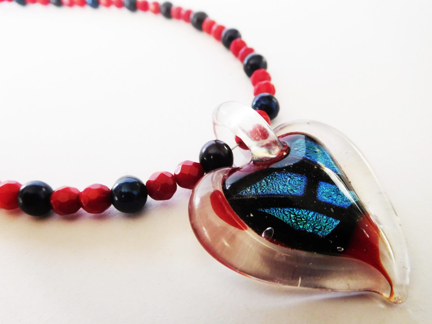 Rote Und Blaue Perlenkette Mit Herzanhänger Rote Und Blaue Perlenkette Mit Herzanhänger von ButtonsandBeadsbyJen
