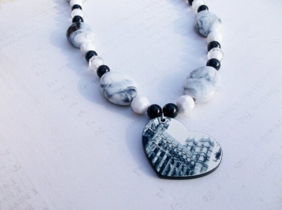 Weiße Und Schwarze Herz-stadtbild-Halskette Weiße Und Schwarze Herz-stadtbild-Halskette von ButtonsandBeadsbyJen